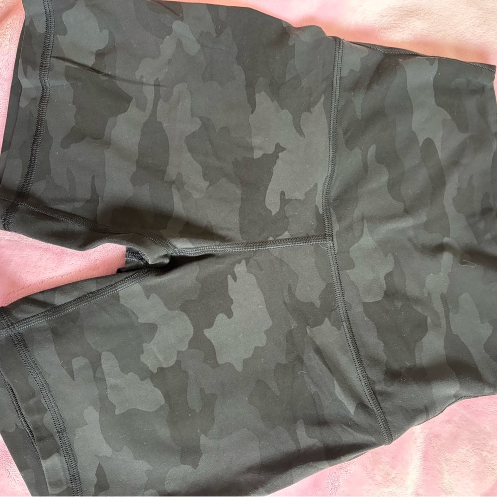 lululemon Align High Rise Black Camo
Shorts 4"